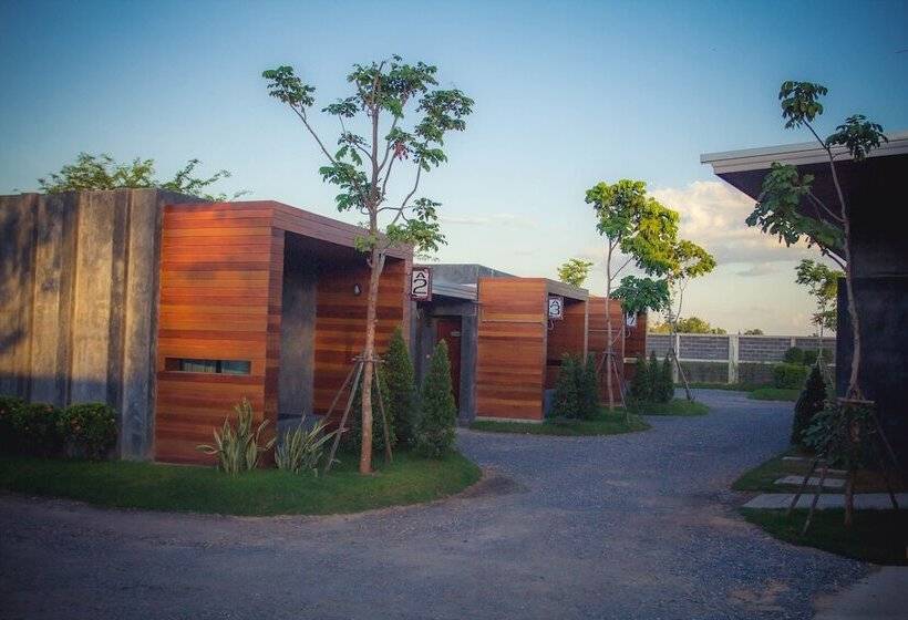 בית מלון כפרי The Infinite Resort Nakhon Sawan
