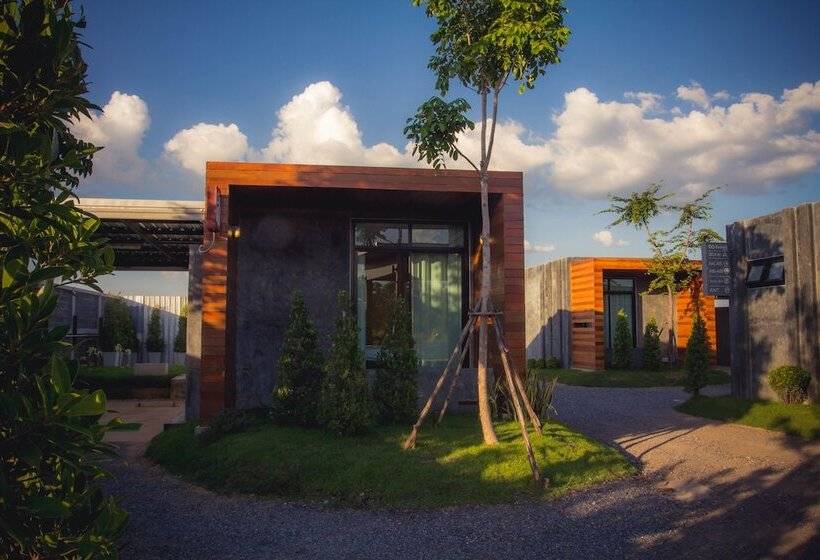 בית מלון כפרי The Infinite Resort Nakhon Sawan