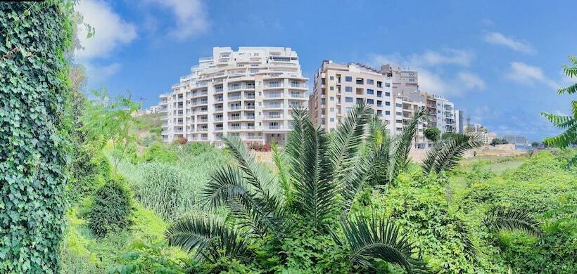 Follow The Sun Boutique Hostel