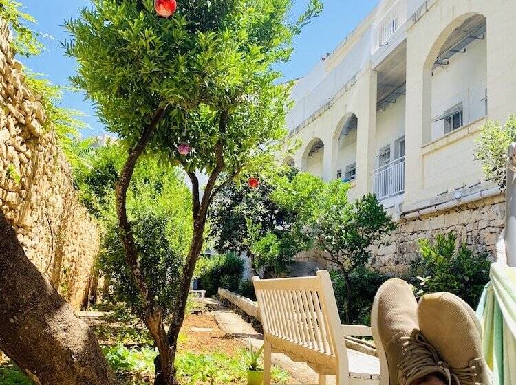 Follow The Sun Boutique Hostel