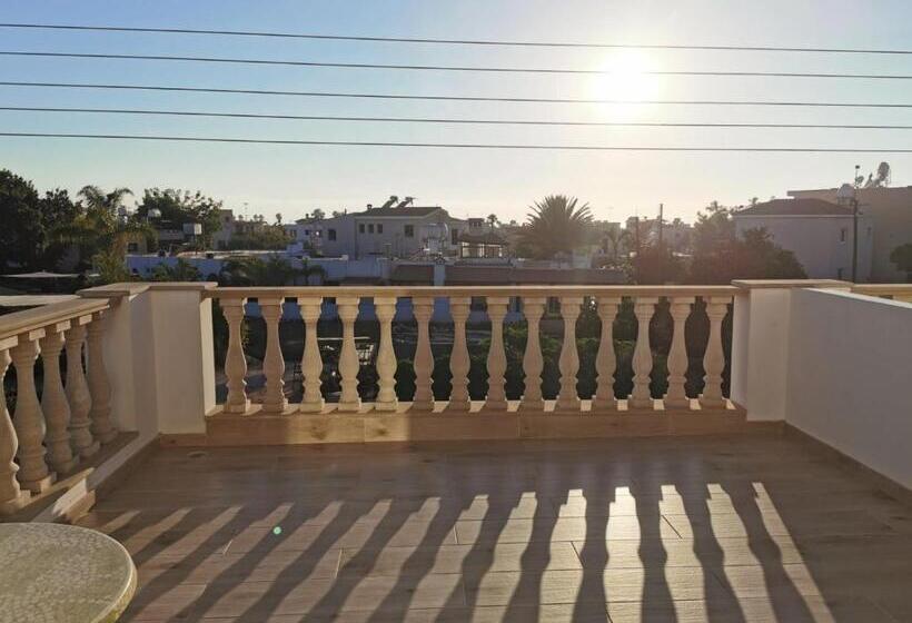 Pari Holiday Apartments