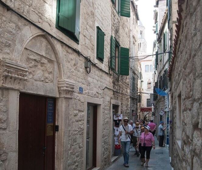 پانسیون Grgur Ninski Rooms