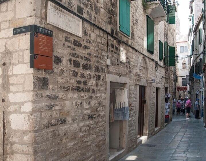 پانسیون Grgur Ninski Rooms