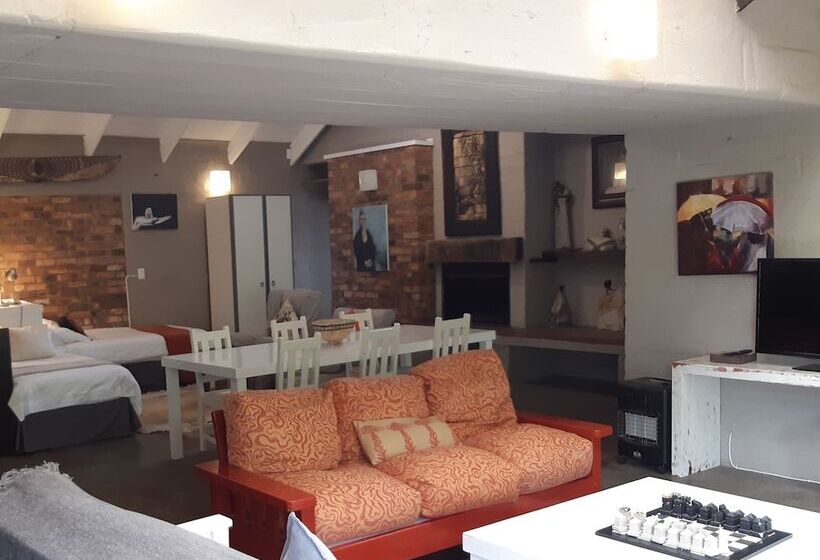 膳宿费 Hornbill House