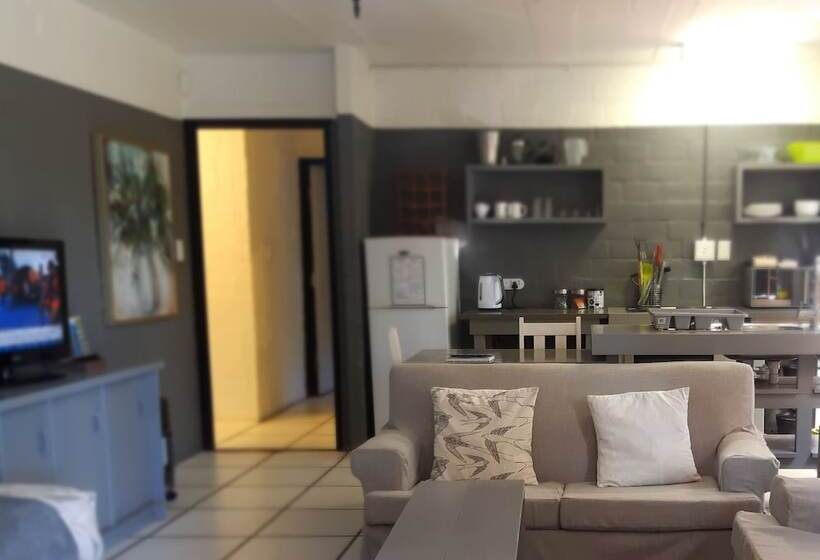 膳宿费 Hornbill House