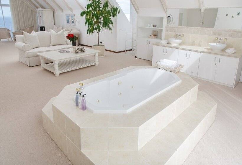 پانسیون Whales Way Ocean Retreat