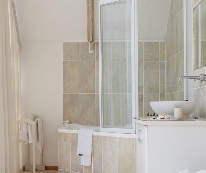 پانسیون Whales Way Ocean Retreat