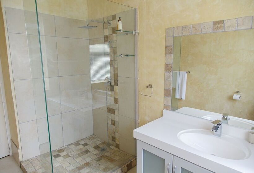 پانسیون Whales Way Ocean Retreat