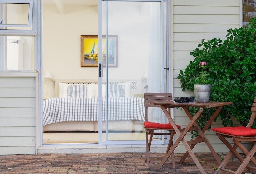 پانسیون Whales Way Ocean Retreat