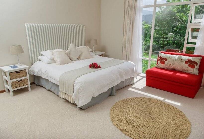 پانسیون Whales Way Ocean Retreat