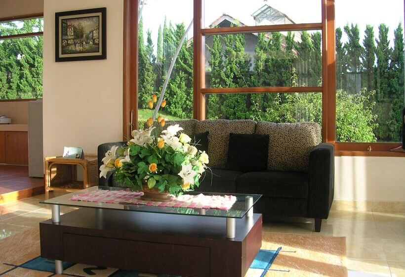 Villa Sophia Cimacan Puncak