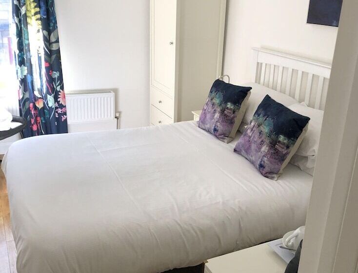 مسافرخانه The Queens Head