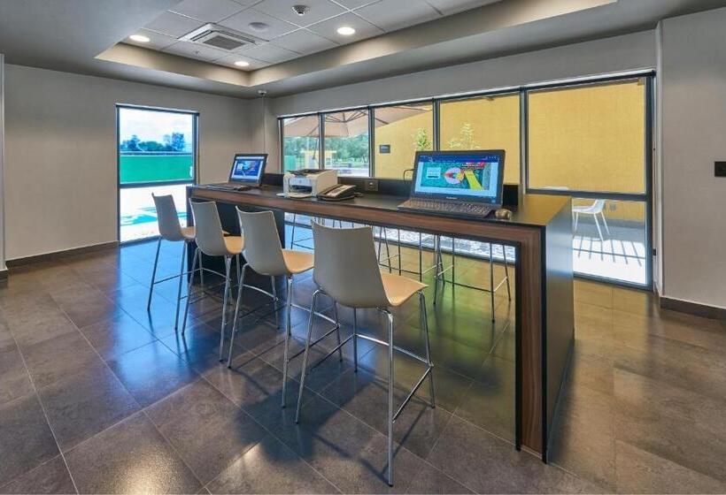 Отель City Express By Marriott Celaya Galerias