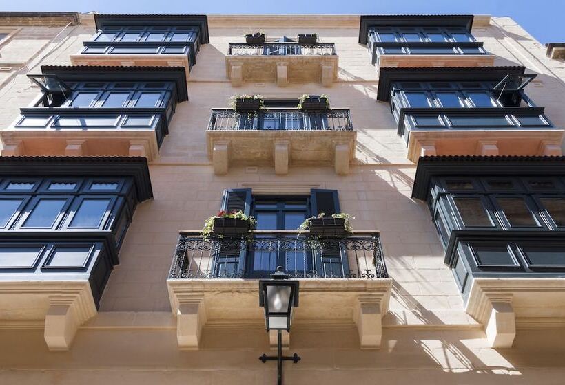 هتل La Falconeria