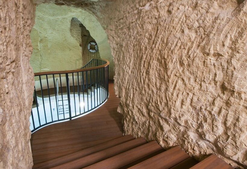 هتل La Falconeria