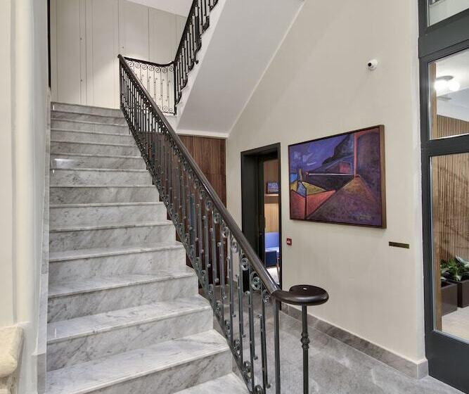 هتل La Falconeria