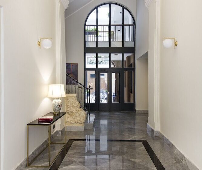 هتل La Falconeria