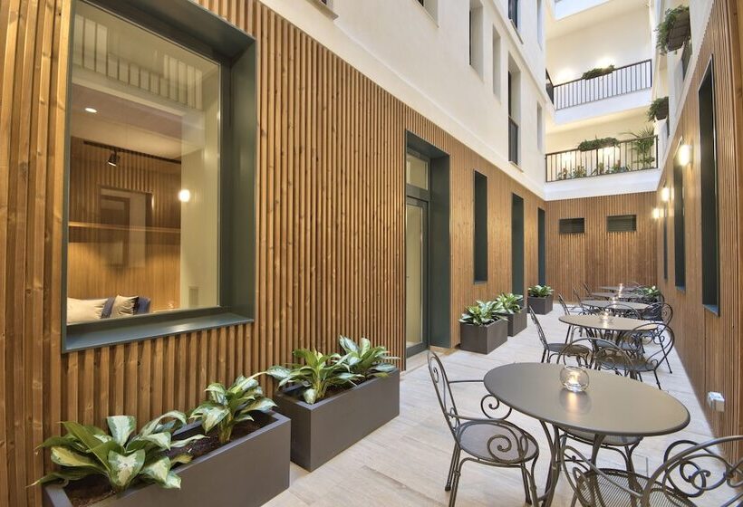 هتل La Falconeria