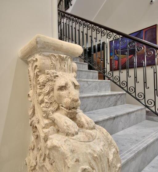 هتل La Falconeria