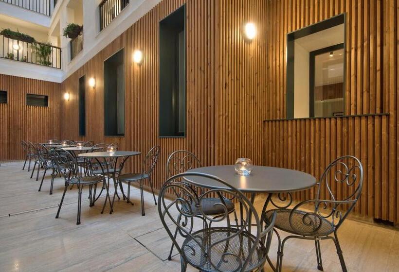 هتل La Falconeria