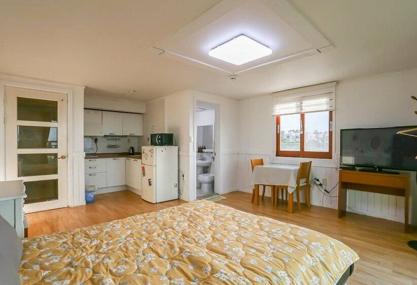 בית מלון כפרי Queens Bay Pension