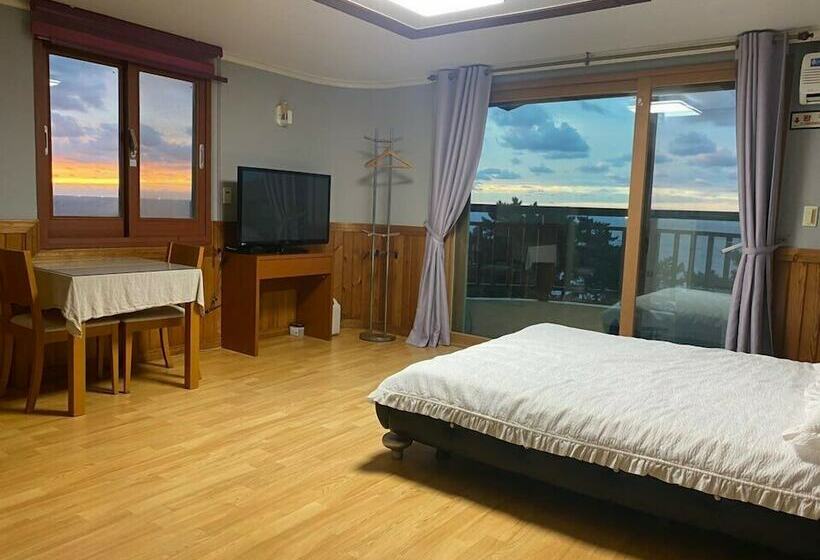 בית מלון כפרי Queens Bay Pension