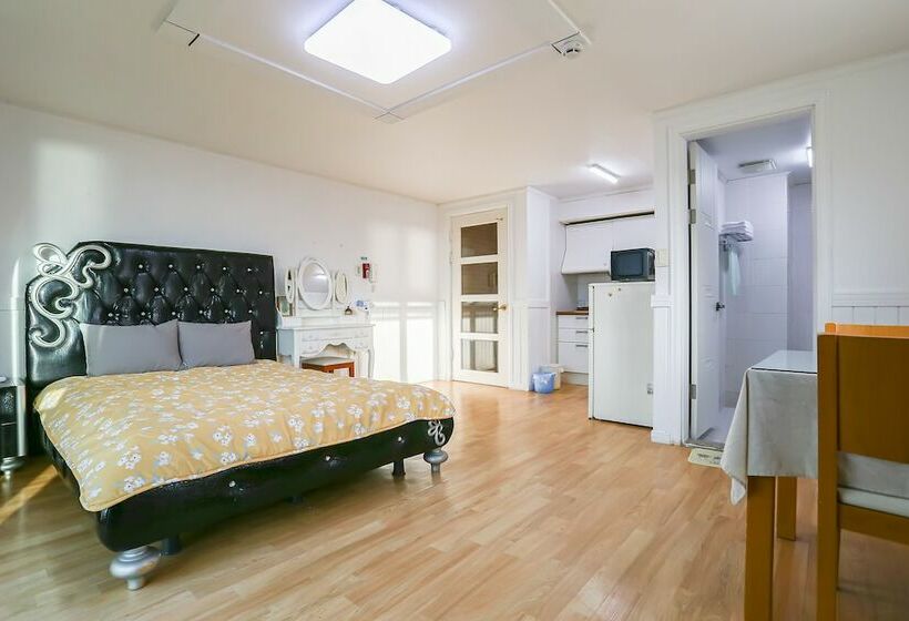 בית מלון כפרי Queens Bay Pension