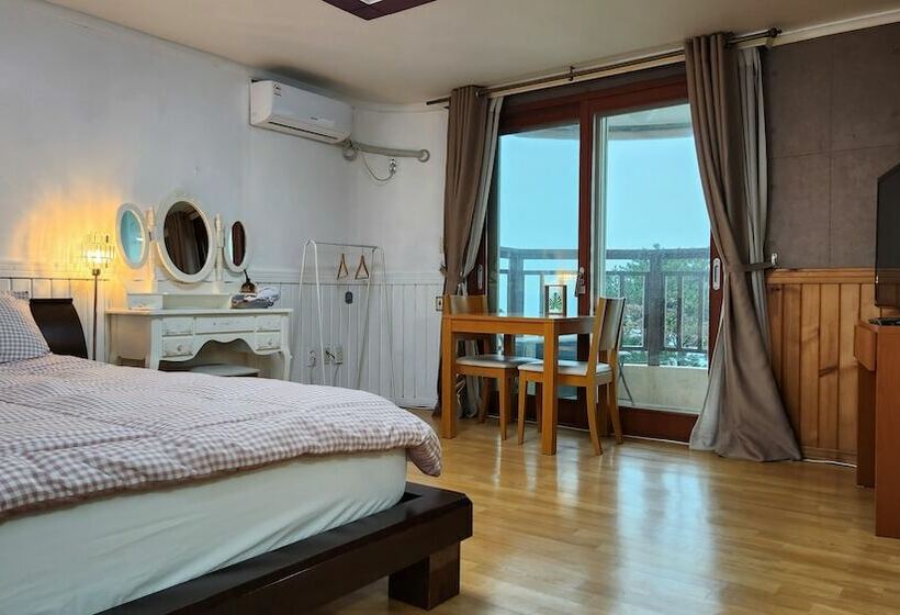 בית מלון כפרי Queens Bay Pension