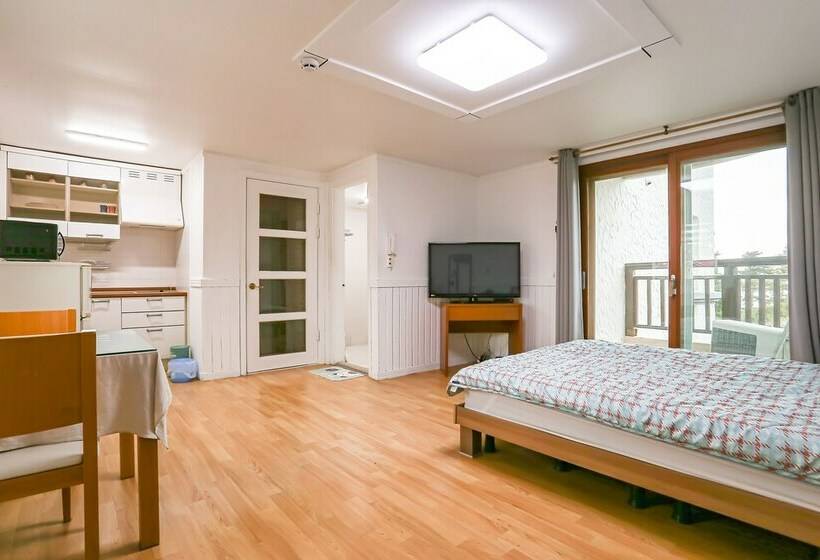 בית מלון כפרי Queens Bay Pension