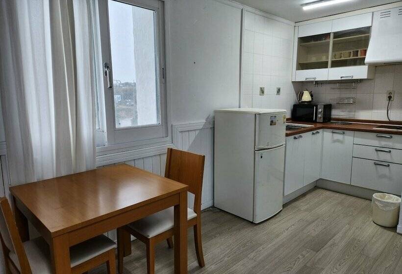 בית מלון כפרי Queens Bay Pension