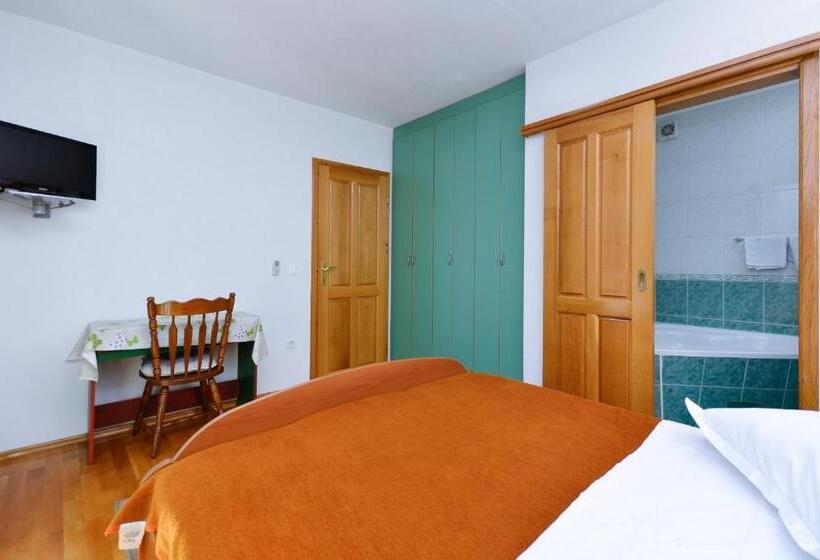 بنسيون House Topic