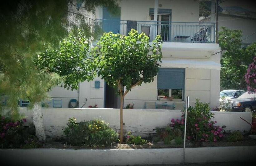 پانسیون Smaragdi Studios And Rooms