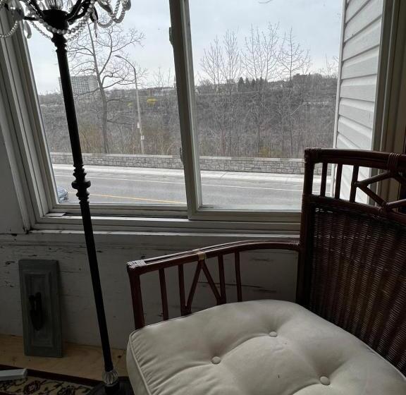 تختخواب و صبحانه Adams Inn