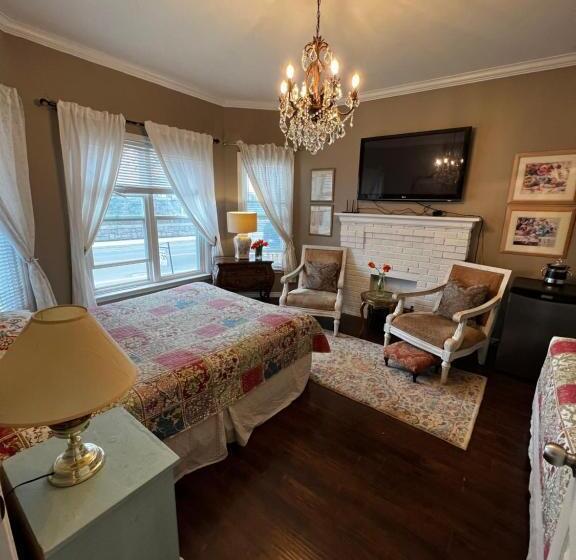 تختخواب و صبحانه Adams Inn