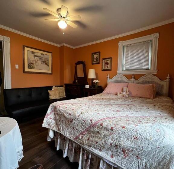 تختخواب و صبحانه Adams Inn