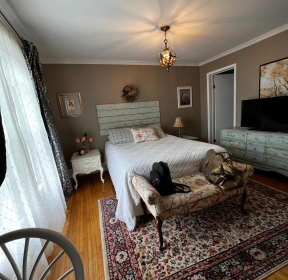 تختخواب و صبحانه Adams Inn