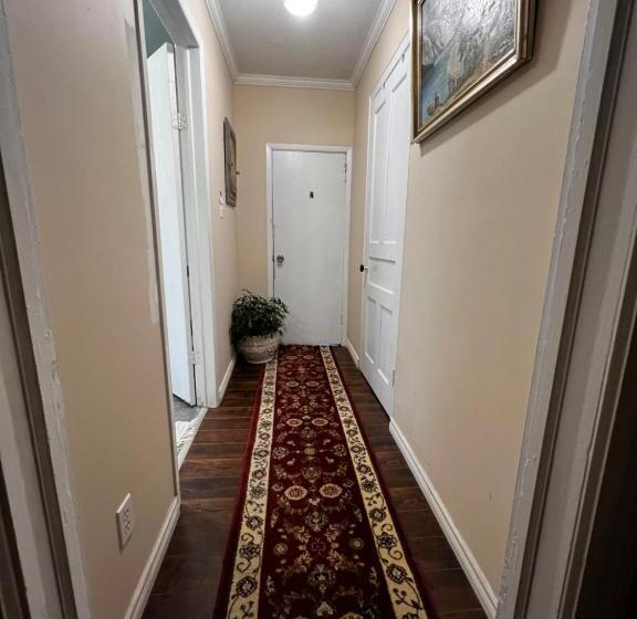 تختخواب و صبحانه Adams Inn