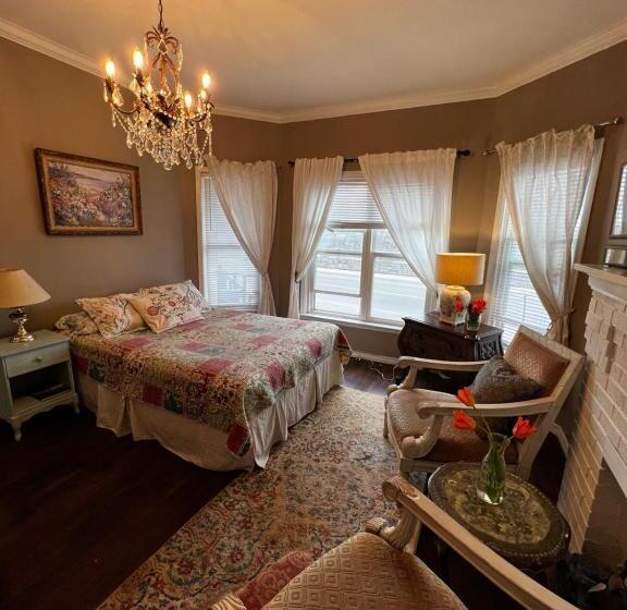 تختخواب و صبحانه Adams Inn
