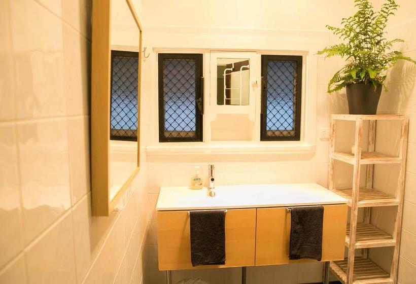 تختخواب و صبحانه Character & Charm In The Heart Of The City