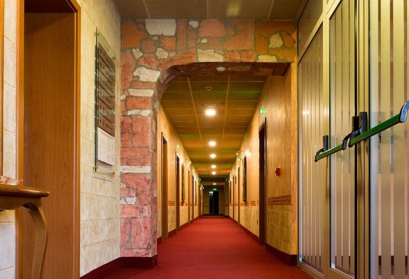 Diplomat Plaza Hotel & Resort