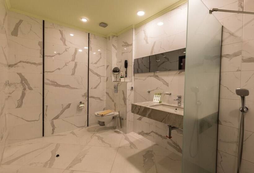 Diplomat Plaza Hotel & Resort