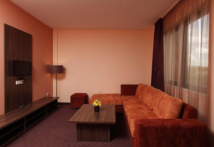 Family Hotel Restaurant Ring