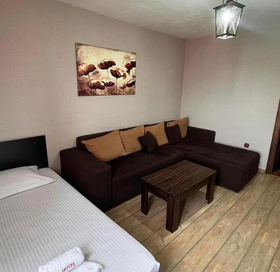 Family Hotel Emaly 2