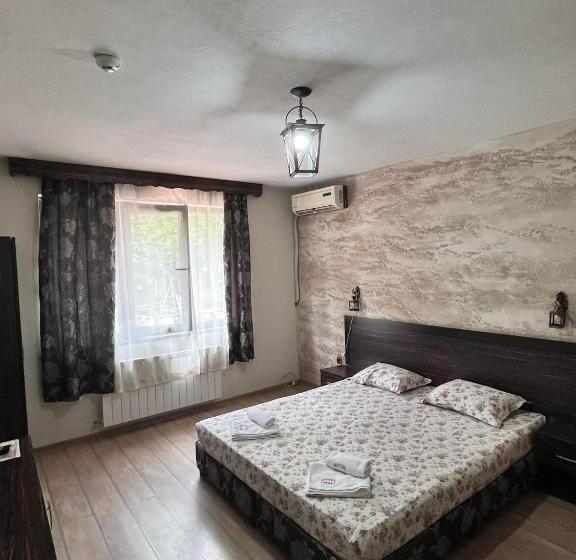 Family Hotel Emaly 2