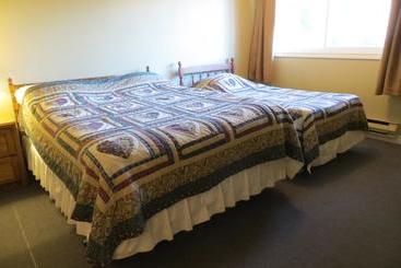 Fundy Line Motel