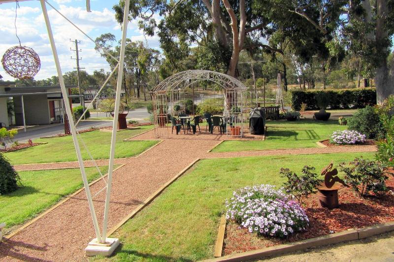 The Highlander Motel   24hr Check In