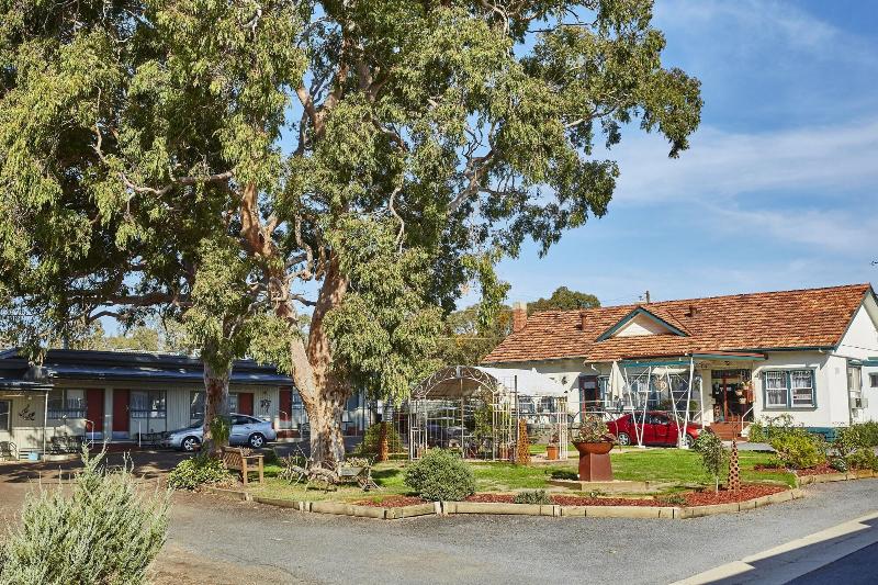 The Highlander Motel   24hr Check In