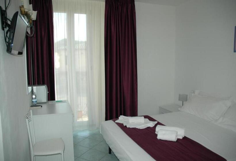 Отель Albergo Dei 10 Colori