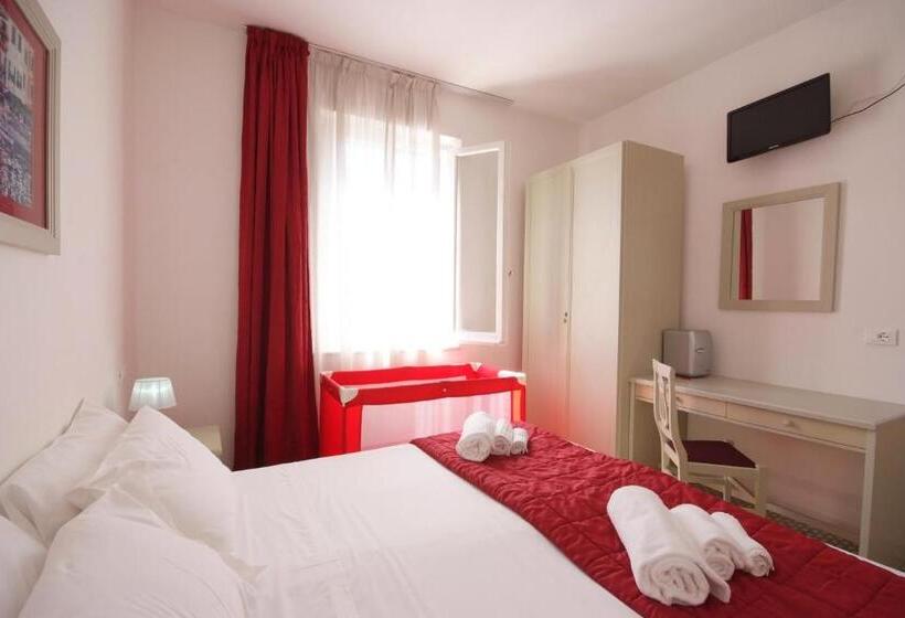 Отель Albergo Dei 10 Colori