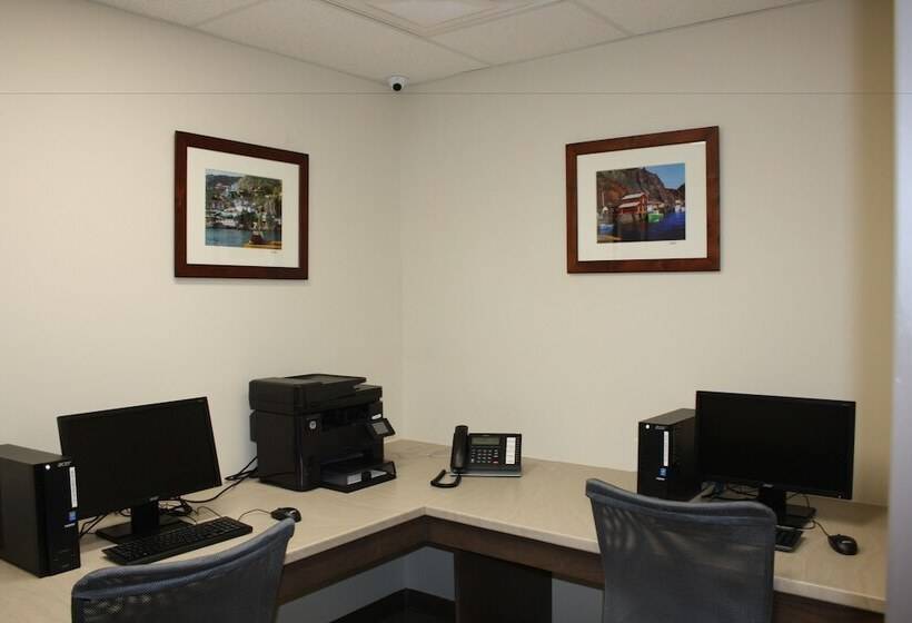 בית מלון כפרי Crossroads Inn & Suites